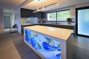 Luxury Room, 3 Bedrooms, 2 Bathrooms | Private kitchen