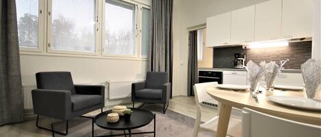 Klassiek appartement | Privékeuken | Een koelkast, een magnetron, een kookplaat, een vaatwasser