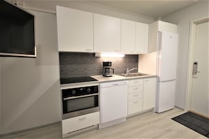 Estúdio standard | Cozinha privada | Geladeira, micro-ondas, cooktop, lava-louças