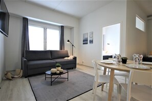 Leilighet – standard | Individuelt innredet, skrivebord, blendingsgardiner og strykejern/-brett