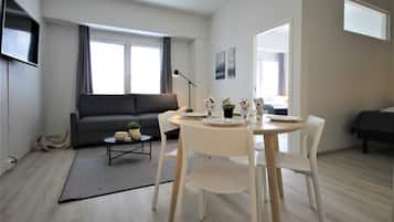 Standaard appartement | Woonruimte | Een flatscreentelevisie