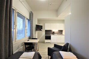 Studio Standard | Cuisine privée | Réfrigérateur, four à micro-ondes, surface de cuisson, lave-vaisselle