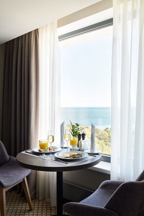 Luxe beddengoed, een minibar, een kluis op de kamer, een bureau