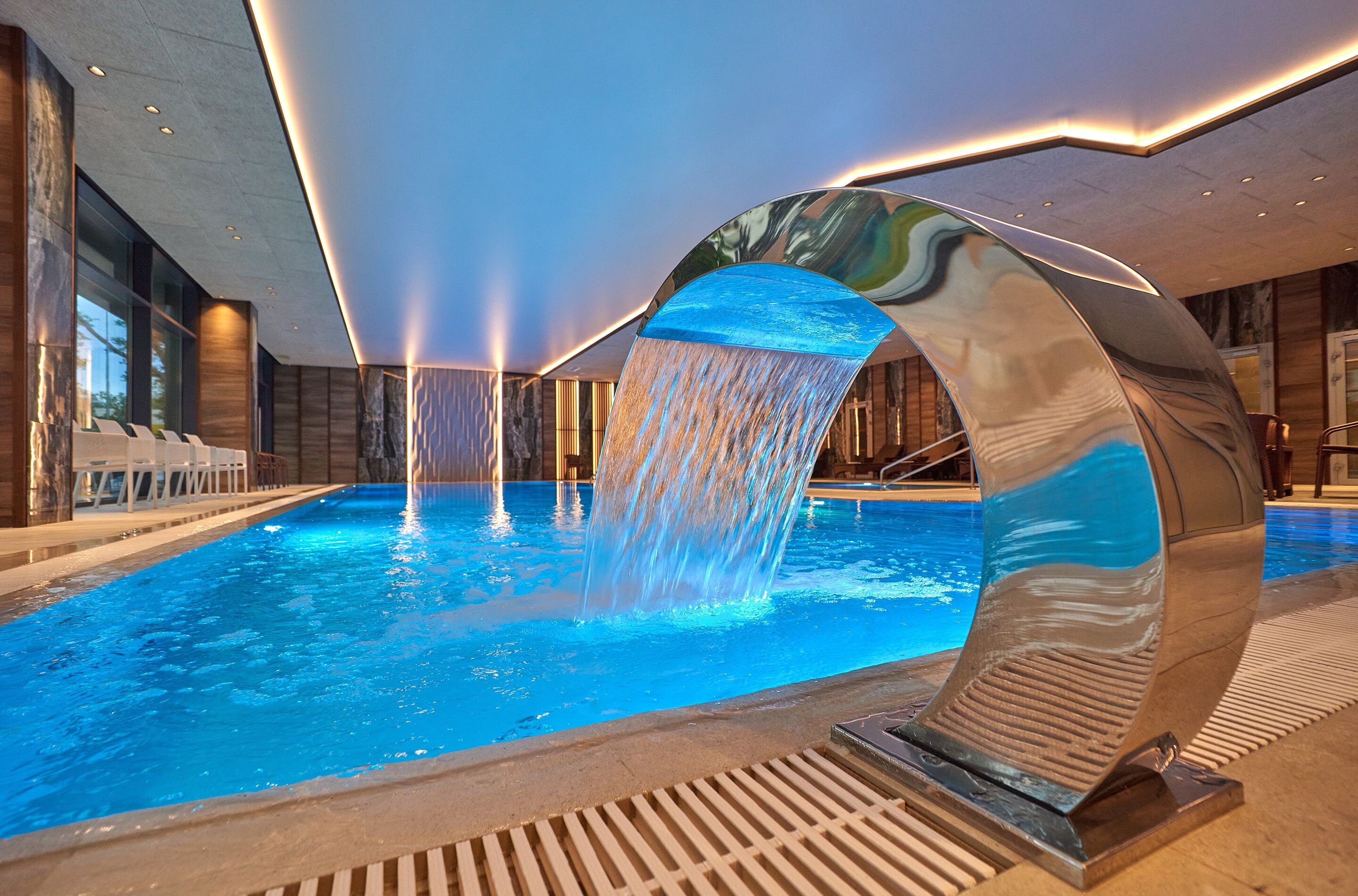 室內游泳池，提供日光浴躺椅