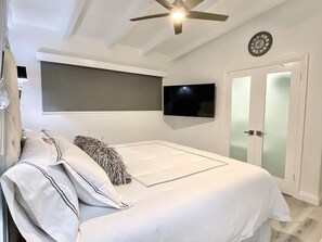 3 makuuhuonetta, työpöytä, silitysrauta/-lauta, vauvan matkasänky