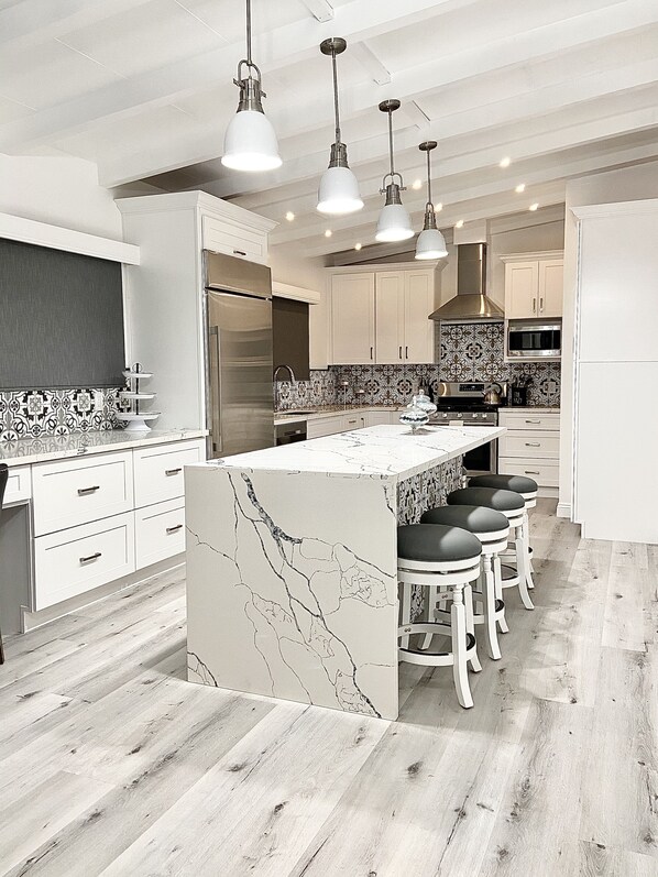 Jääkaappi, mikroaaltouuni, uuni, liesi