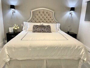 3 makuuhuonetta, työpöytä, silitysrauta/-lauta, vauvan matkasänky