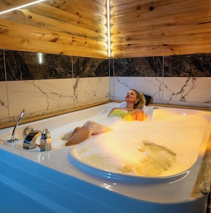 Premium boomhut, 2 slaapkamers, uitzicht op meer, aan het meer | Badkamer | Een douche, pantoffels, handdoeken