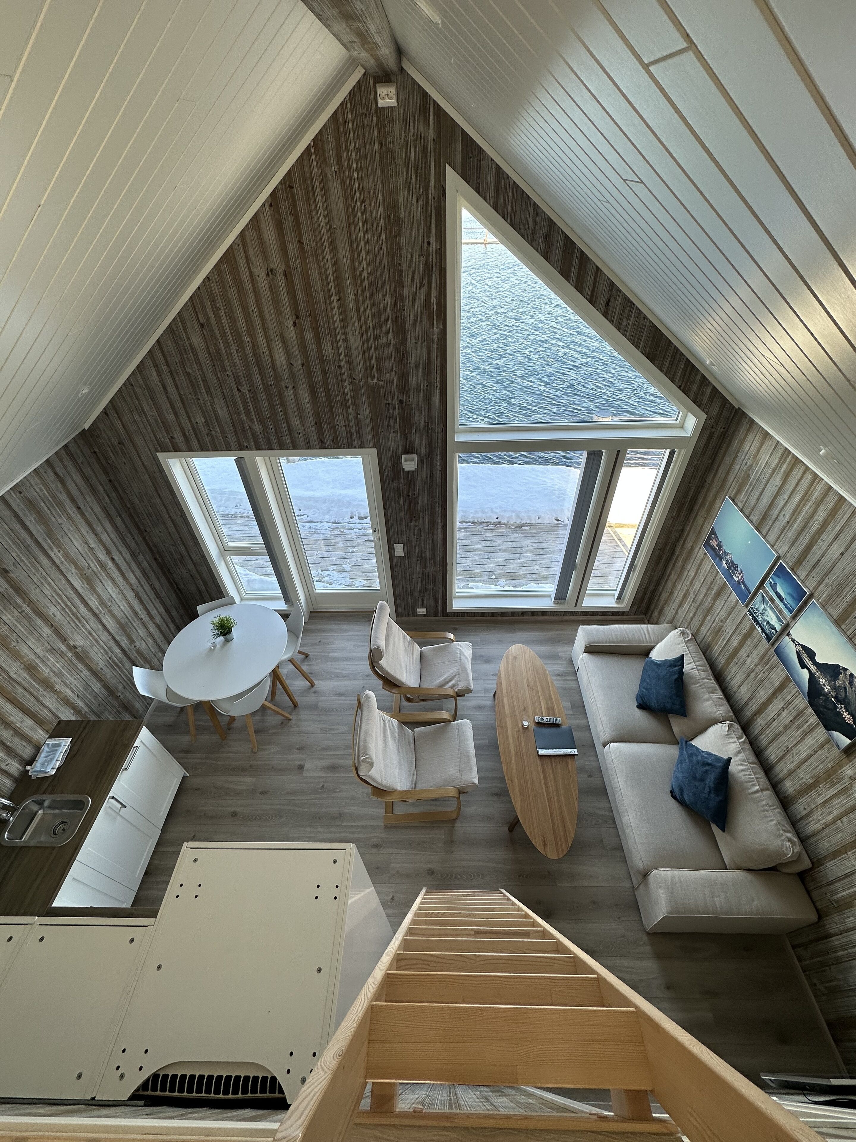 Seaview Rorbu Vega | リビング エリア | 40 インチのスマートテレビ (デジタル放送視聴可)、テレビ、床暖房