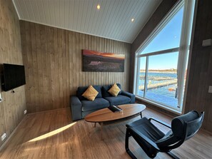 Seaview Rorbu Torghatten | Living area | 40-inch Smart TV with digital channels, TV, heated floors - Norsk Havbrukssenter AS (Brønnøy)