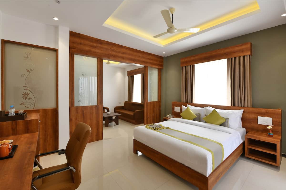 Executive Studio Suite | Free minibar items, in-room safe, blackout curtains, soundproofing