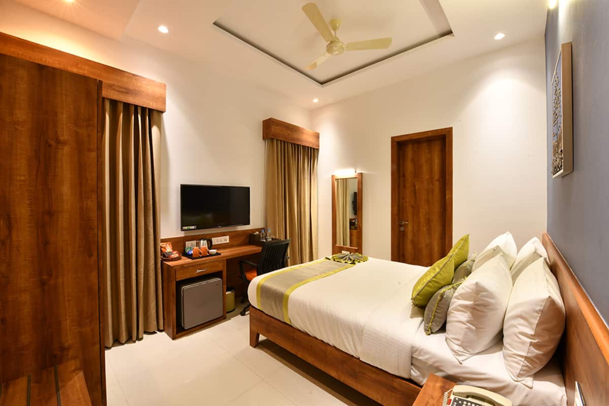 Free minibar items, in-room safe, blackout curtains, soundproofing