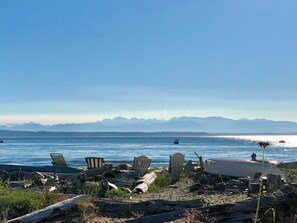 En la playa, camastros y toallas de playa