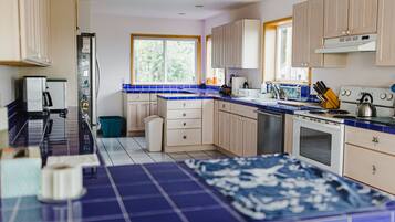 KĂŒhlschrank, Mikrowelle, Ofen, Herdplatte