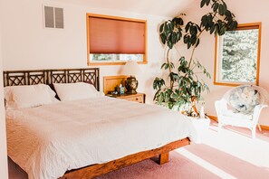 3 bedrooms, desk, iron/ironing board, travel crib