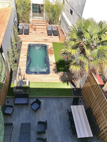 Large House with Spa, right in the center, close to the beach and the market. 