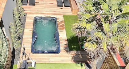 Large House with Spa, right in the center, close to the beach and the market.