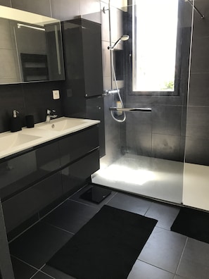 Baignoire, séchoir à cheveux, serviettes fournies, savon