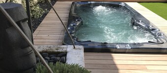 Large House with Spa, right in the center, close to the beach and the market. 