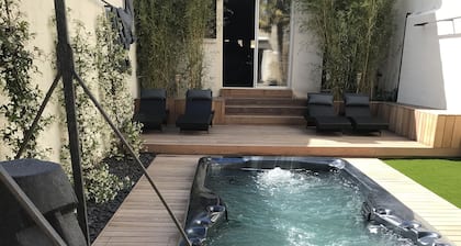Large House with Spa, right in the center, close to the beach and the market.