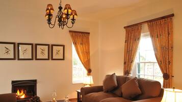 Talo, 3 makuuhuonetta (Black Oystercatcher) | Olohuone | Takka