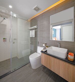 Shower, hair dryer, towels, soap - Penthouse Studio, large terrace, kitchenette, near beach, golf, river, mountains (Ðà Nng)