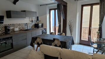 Réfrigérateur, micro-ondes, four, plaque de cuisson