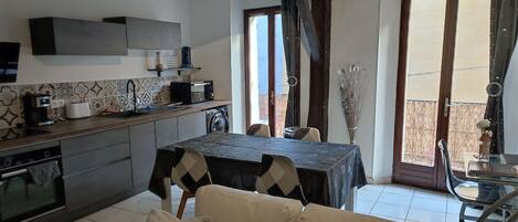 Kylskåp, mikrovågsugn, ugn och spishäll