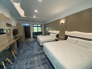 Habitación cuádruple | Escritorio y ropa de cama
