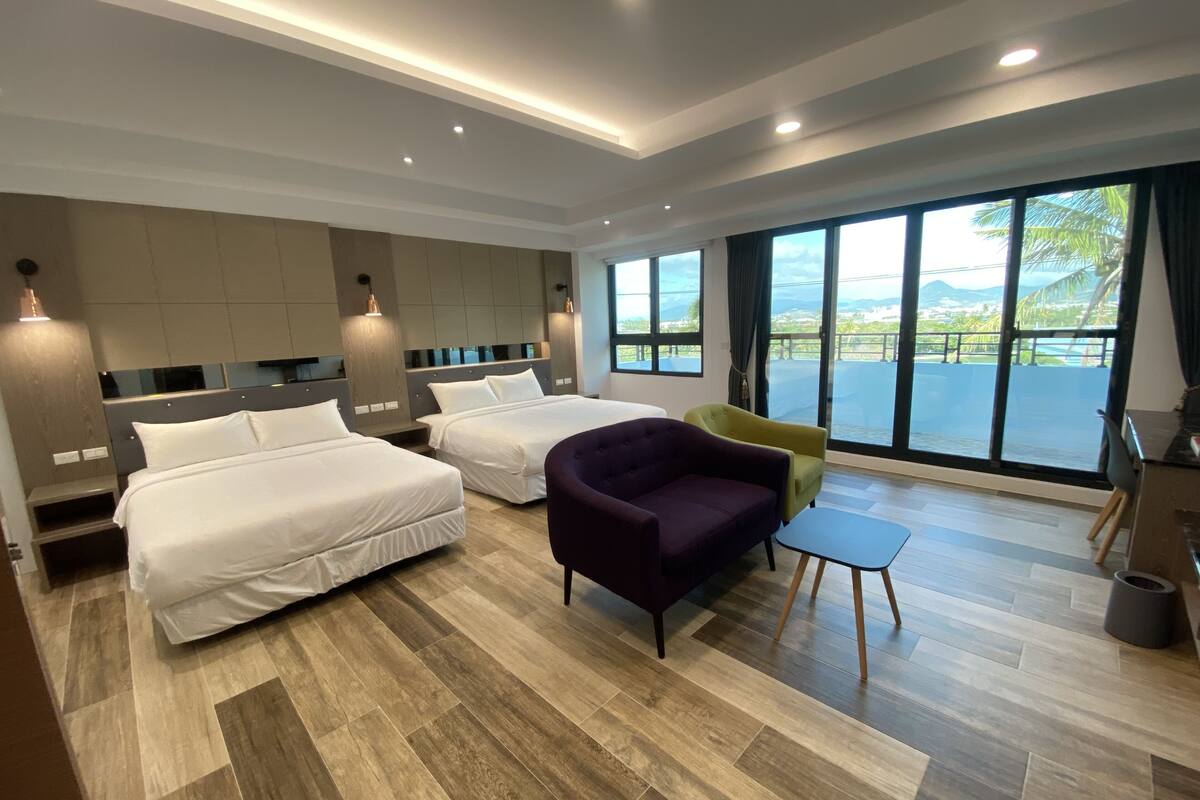 Casa familiar | Escritorio y ropa de cama