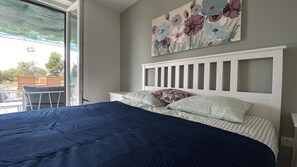 6 bedrooms, iron/ironing board, WiFi, bed sheets