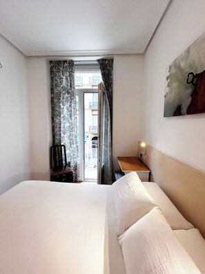 Double Room, 1 King Bed, Balcony - Pensión Régil (San Sebastián)