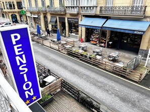 Double Room, 1 King Bed, Balcony | Egyptian cotton sheets, premium bedding, down duvets, desk - Pensión Régil (San Sebastián)