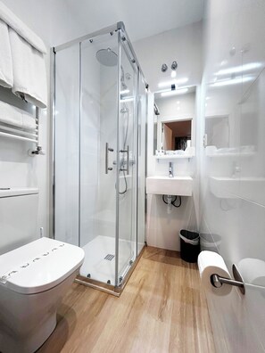 Double Room, 1 King Bed, Balcony | Bathroom | Hair dryer, towels, soap, shampoo - Pensión Régil (San Sebastián)