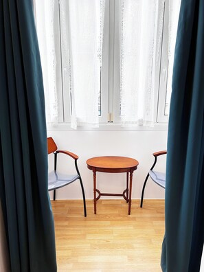 Single Room | Egyptian cotton sheets, premium bedding, down duvets, desk - Pensión Régil (San Sebastián)