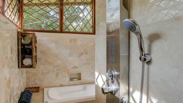 Villa, 3 Bedrooms, Patio, Garden View | Bilik Mandi | Tuala disediakan, syampu