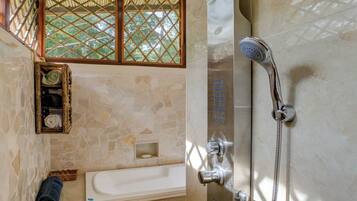 Vila, 3 kamar tidur, patio, pemandangan kebun | Kamar mandi | Handuk dan sampo