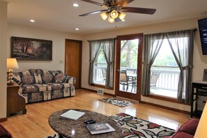 Smart TV, books - Holiday Lane-A Goodyear Lake Cooperstown getaway! (Maryland)