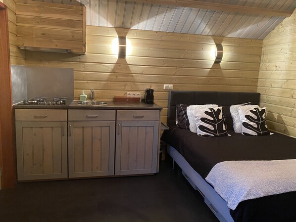 Desk, free WiFi, bed sheets - Quiet chalet in the rural area of Breda - Prinsenbeek. (Prinsenbeek)