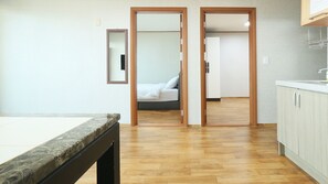 Flat-screen TV, heated floors - Yangyang Beach Condo (Yangyang)