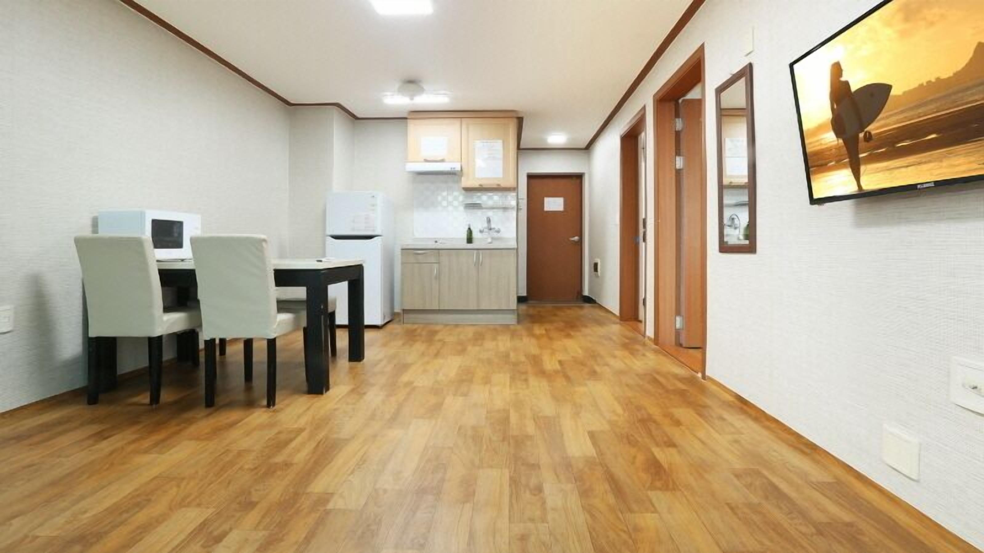 Flat-screen TV, heated floors