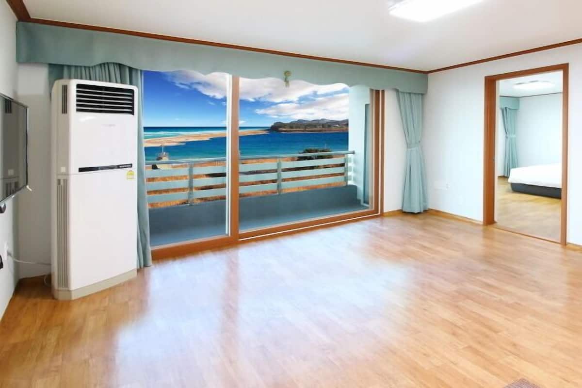 Flat-screen TV, heated floors