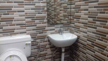 Apartment, 1 Bedroom, Smoking, Balcony | Bathroom