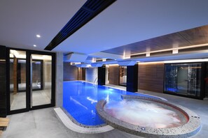 Innenpool, geöffnet von 14:00 Uhr bis 23:00 Uhr, Liegestühle