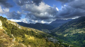 A mountainous landscape with a valley and a small settlement. - Mountain apartment rental (Vars)