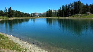 A calm lake surrounded by trees and mountains. - Mountain apartment rental (Vars)