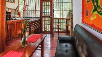 Apartment, 1 Bedroom, Patio, Garden View | Ruang tamu | TV