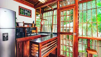 Apartment, 1 Bedroom, Patio, Garden View | Dapur peribadi | Ketuhar gelombang mikro, pembancuh kopi/teh, pengisar