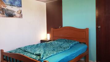 1 habitación, tabla de planchar con plancha, wifi gratis y ropa de cama