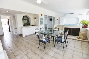 Appartement, 3 chambres, terrasse, vue ville | Salle à manger